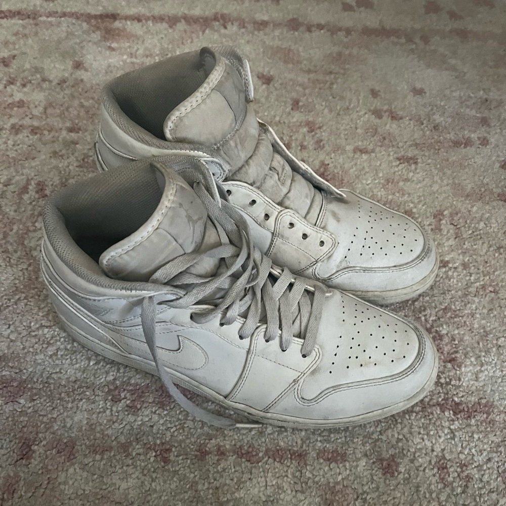 White Nike Jordan 1 mids 2017